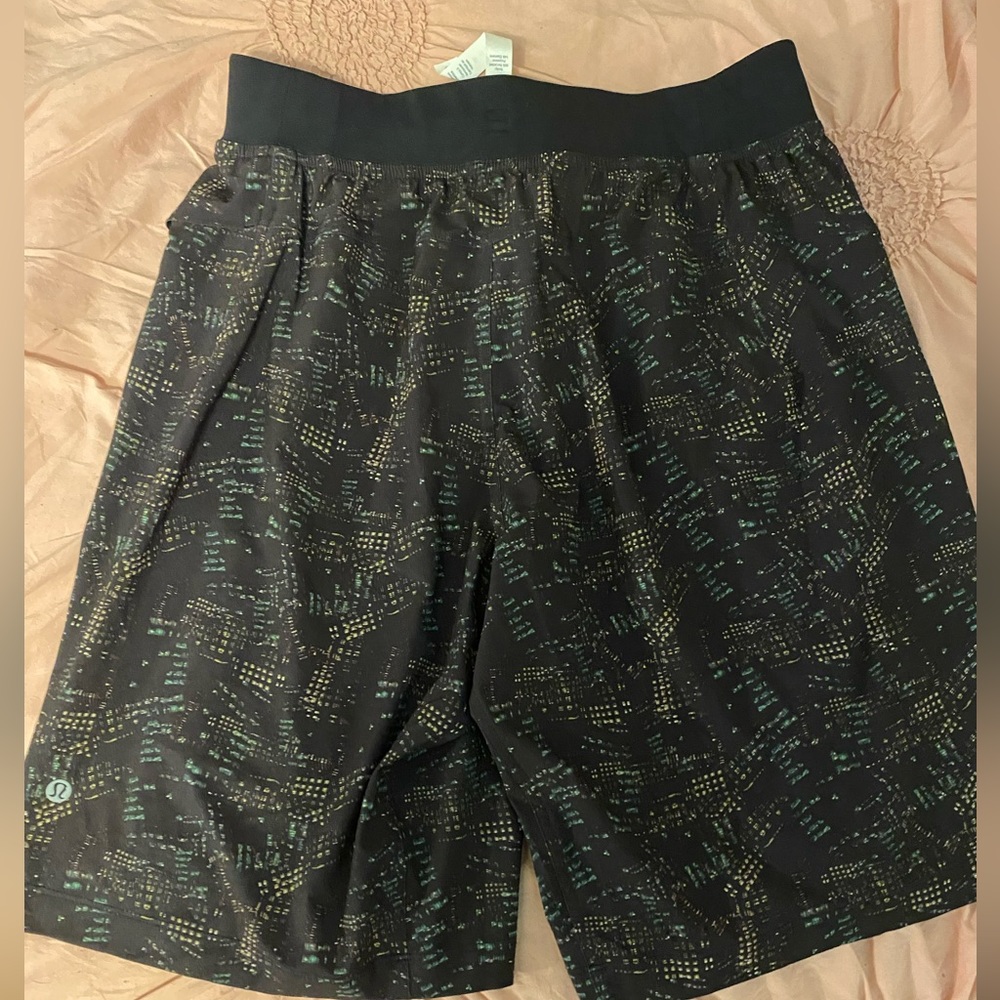 Men’s lulu lemon athletic shorts